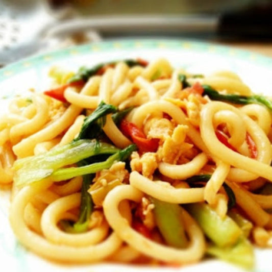 udon teppanyaki con solomillo, gambas y verduras