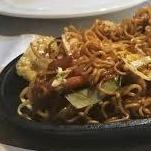 tallarines china con superficie de rollo en bandeja quemada