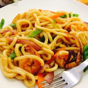 fideos de arroz frito con gambas