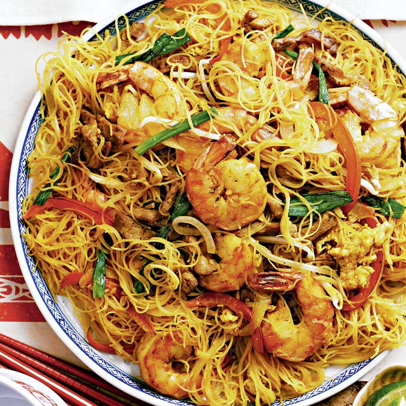 fideos de arroz frito con mariscos verduras y salsa de curry amarillo singapur